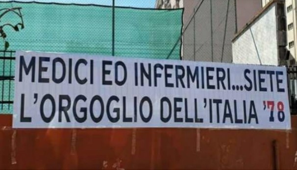 Taranto, gli ultras vicini agli infermieri: lo striscione