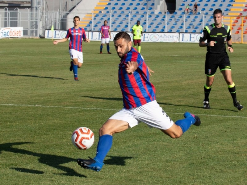 CALCIOMERCATO – Foggia e Casarano, Gentile invita in daunia Morleo: “Un piedino come il tuo…”