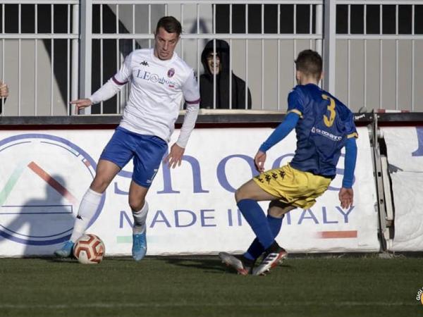 CALCIO – Casarano, Versienti: “Stagione positiva, sarebbe stato bello giocare i play-off. Futuro? Spero nella C con la maglia rossazzurra”