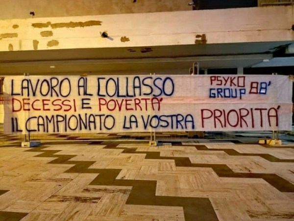 CALCIO – Taranto, gli Psyko Group protestano contro la ripresa: l’immagine dello&nbsp;striscione