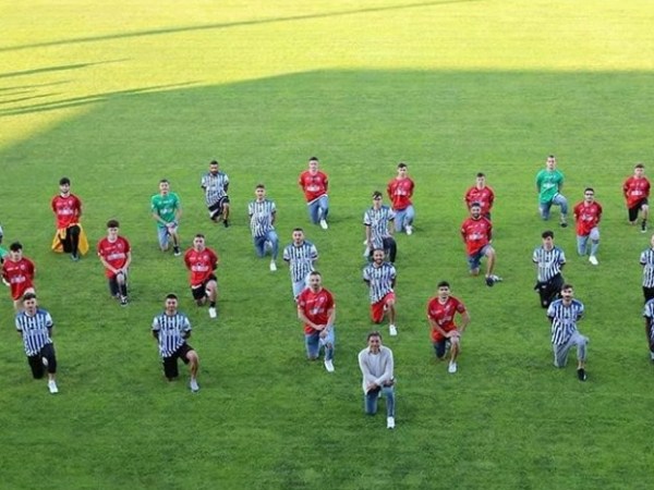 CALCIO – Il Fasano contro il razzismo: la foto di&nbsp;squadra